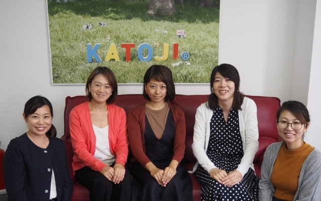 座談会に参加するコズレのママたち,ベビー布団,