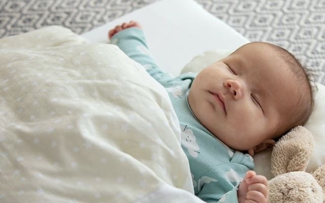 寝ている赤ちゃん,ベビー布団,