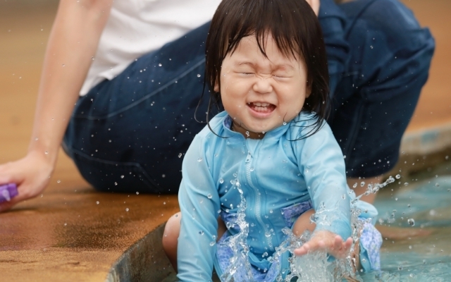 水に驚く赤ちゃん,