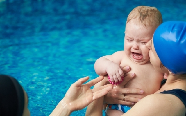 プールで泣く赤ちゃん,
