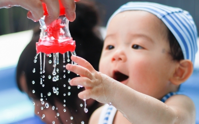 おもちゃに興味を持つ赤ちゃん,