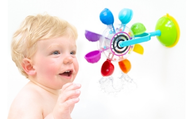 レインボーかんらんしゃを回す赤ちゃん,