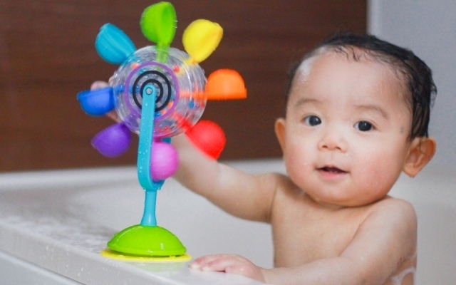 レインボーかんらんしゃに興味を持つ赤ちゃん,