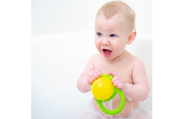 にぎにぎカップを触る赤ちゃん,