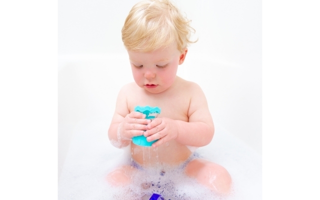 つなげてバケツを持つ赤ちゃん,