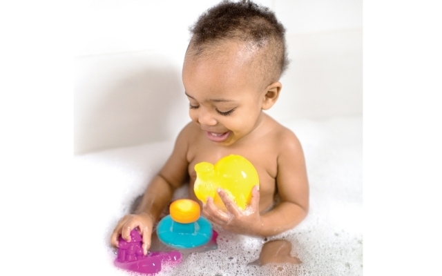 ぴかぴかボートで遊ぶ赤ちゃん,