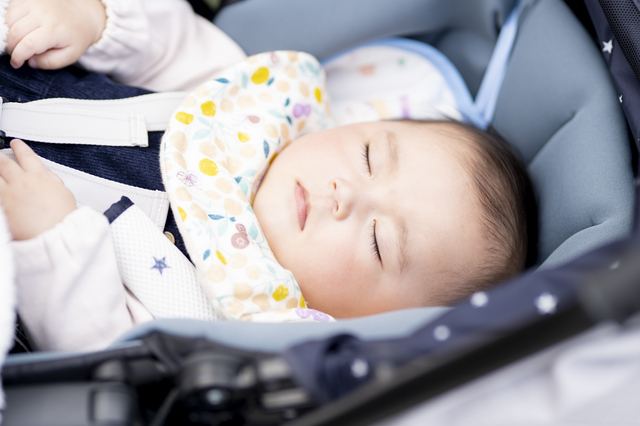 ベビーカーですやすや眠る赤ちゃん,ベビーカー,おでかけ,スゴカル