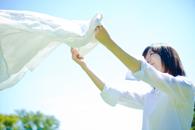 シーツを干す女性,ベビー布団,おすすめ,