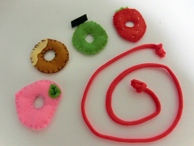 ひも通し,赤ちゃん,おもちゃ,作り方