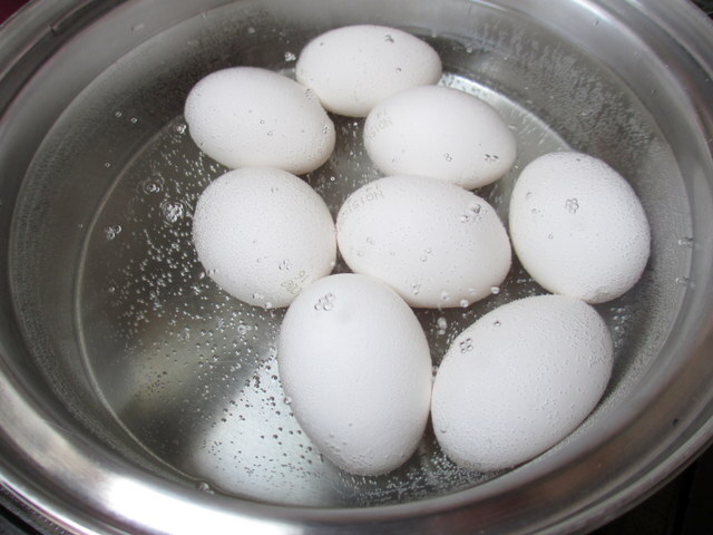 卵を茹でているところ,離乳食,卵,