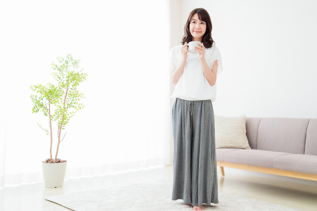 ワイドパンツを履いた女性,マタニティ,ワイドパンツ,