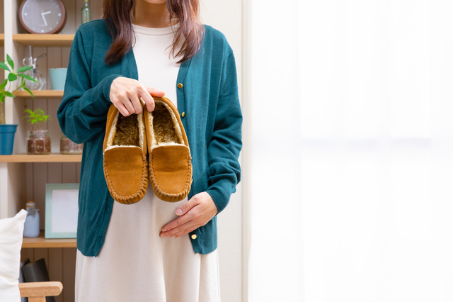 フラットシューズを持った妊婦さん,フラットシューズ,人気,