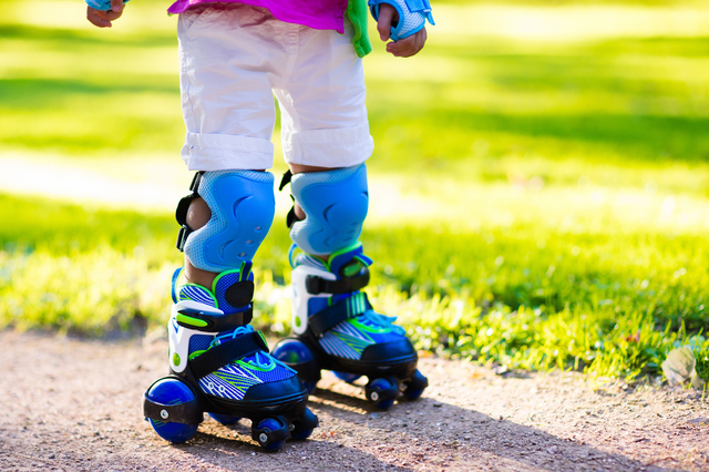 ローラースケート足元,子供,ローラースケート,