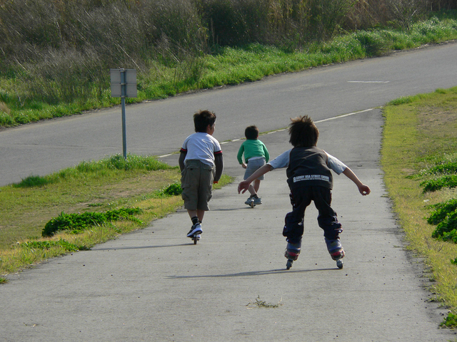 ローラースケートで遊ぶ子どもたち,子供,ローラースケート,