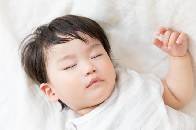 昼寝をする幼児,ベビー布団,