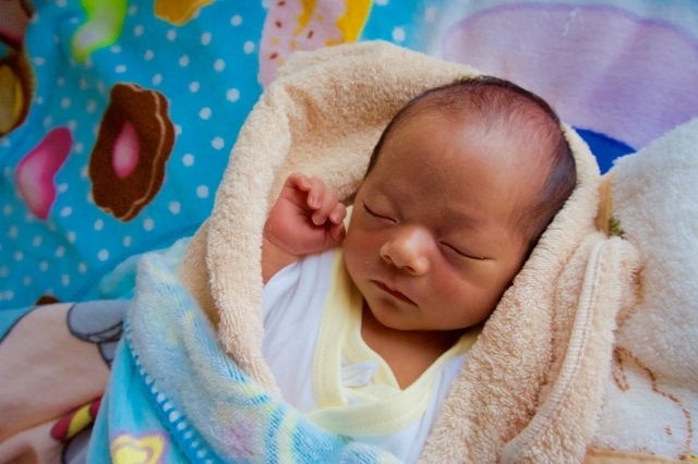 タオルに包まれた赤ちゃん,赤ちゃん,バスタオル,