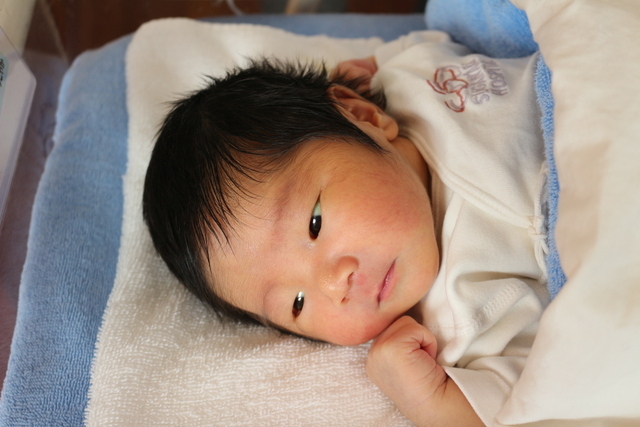 新生児,赤ちゃん,ガーゼ,