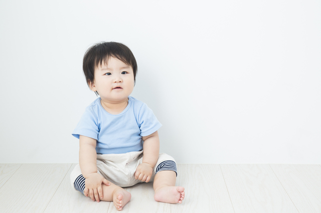 お座りをする赤ちゃん,ベビーチェアベルト,