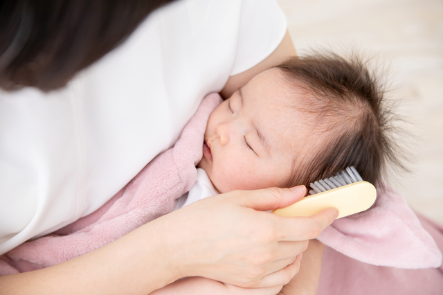 ブラッシングしてもらう赤ちゃん,赤ちゃん用くし,ヘアブラシ,