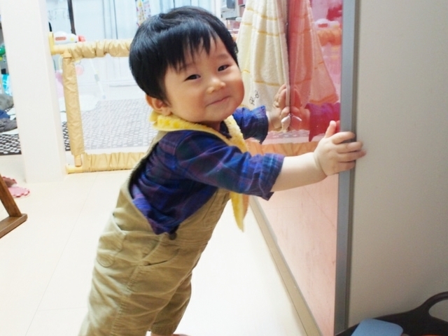 つかまり立ちをする赤ちゃん,ベビーゲート,