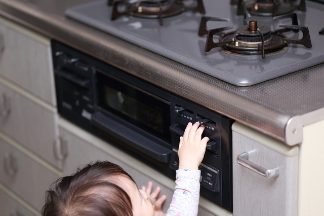 コンロを触る赤ちゃん,ベビーゲート,