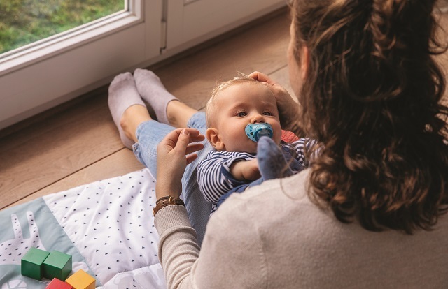 おしゃぶりをして見つめる赤ちゃん,