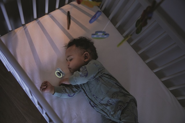 パパの膝で眠る赤ちゃん,