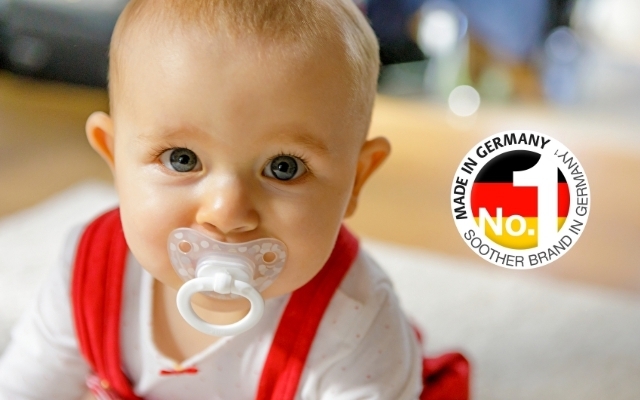 見つめる赤ちゃんとドイツNo.1のロゴ,