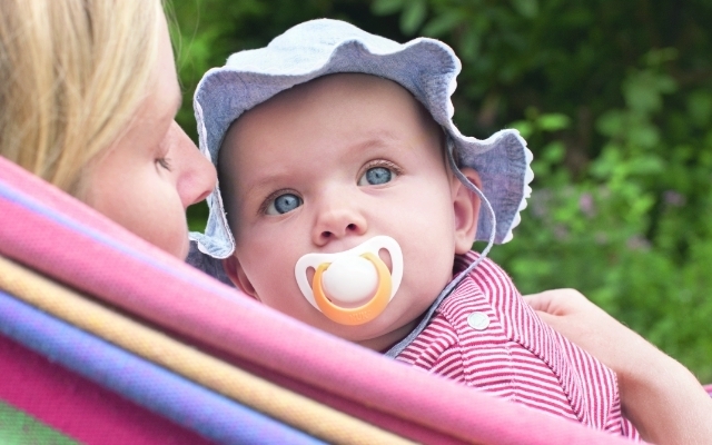 外にいる赤ちゃん,