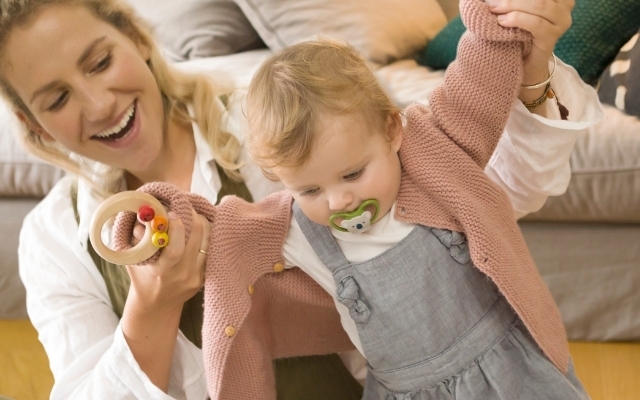 室内で遊ぶ赤ちゃん,
