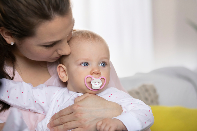 ママに抱っこされている赤ちゃん,