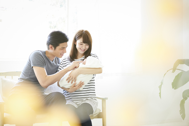 抱っこをするママパパ,