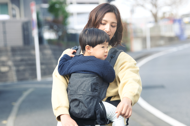 2歳の子を抱っこするママ,