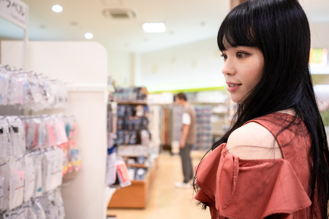 100円ショップで買い物する女性,離乳食,グッズ,