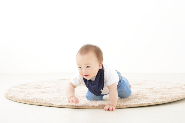 はいはいをする赤ちゃん,ベビーサークル,ベビーゲート,
