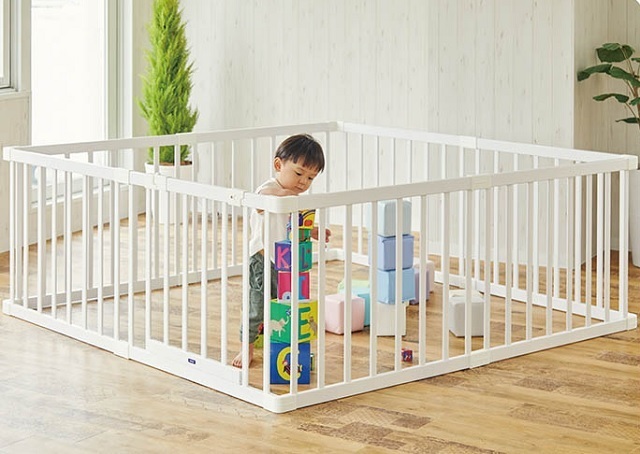 ベビーサークルの中にいる赤ちゃん,ベビーサークル,ベビーゲート,