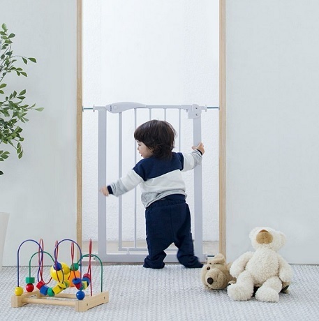 ベビーゲートにつかまる赤ちゃん,ベビーサークル,ベビーゲート,