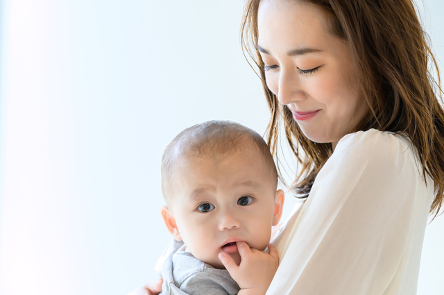 赤ちゃんを抱く女性,ヒップシート,