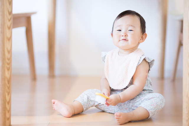 おすわりする赤ちゃん,赤ちゃん ,便秘,綿棒