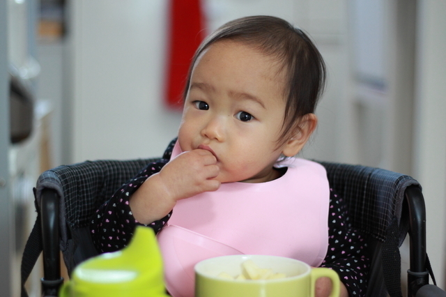 りんごを食べる赤ちゃん,赤ちゃん ,便秘,綿棒