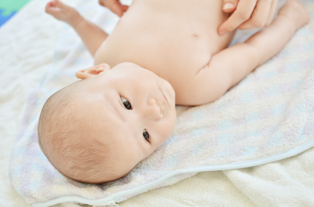 マッサージを受ける赤ちゃん,赤ちゃん ,便秘,綿棒