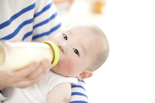 ミルクを飲む赤ちゃん,12ヶ月,