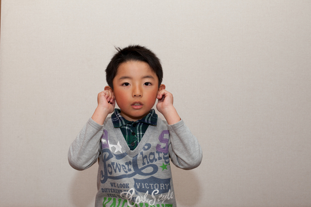 耳を触る子ども,滲出性中耳炎,子供,