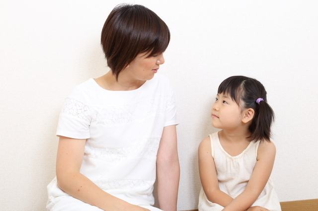 話をする親子,滲出性中耳炎,子供,