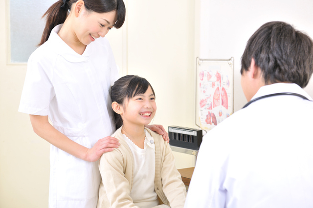 病院で受診する女の子,滲出性中耳炎,子供,