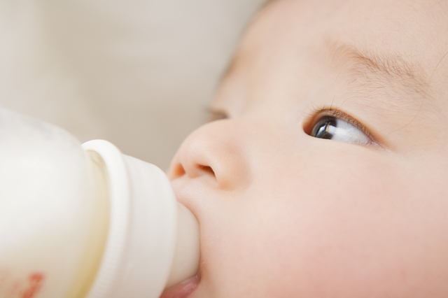 ミルクを飲む赤ちゃん,赤ちゃん,しゃっくり,止め方