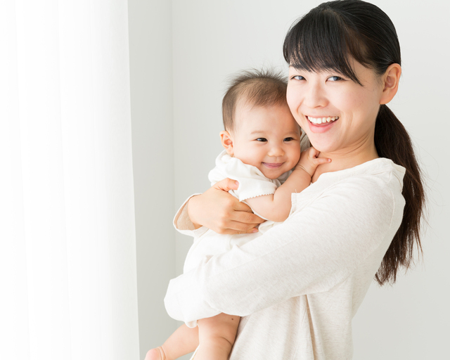 縦だき抱っこされる赤ちゃん,赤ちゃん,しゃっくり,止め方