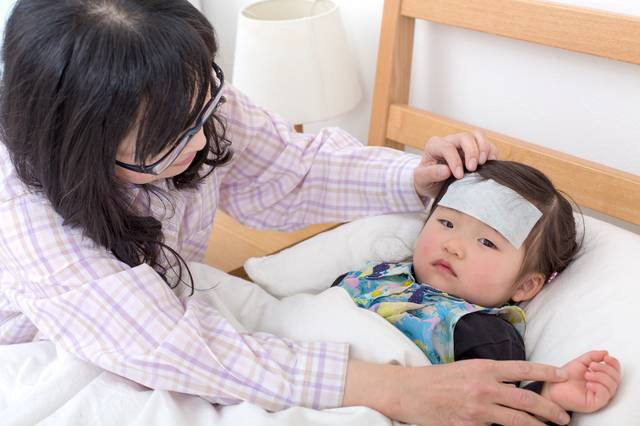 熱の子どもと看病するママ,RSウイルス,感染症,