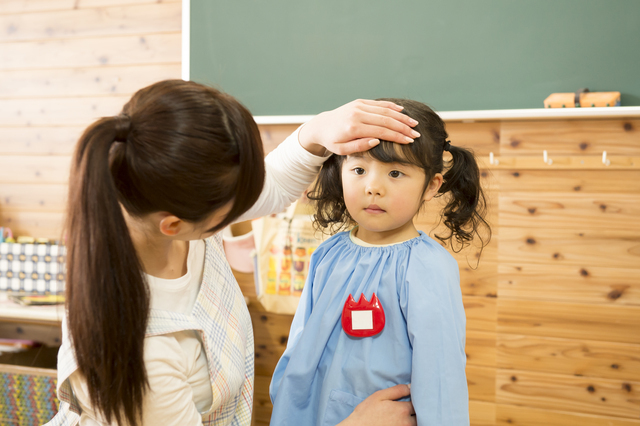 園児のおでこを触る先生,RSウイルス,感染症,
