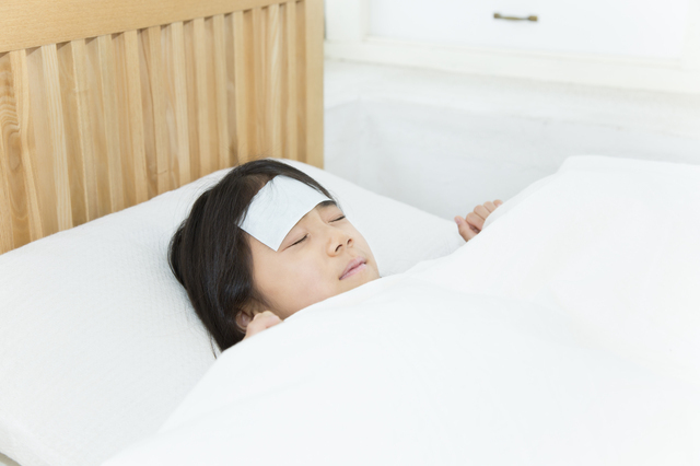 熱で寝込む女の子,プール熱,症状,